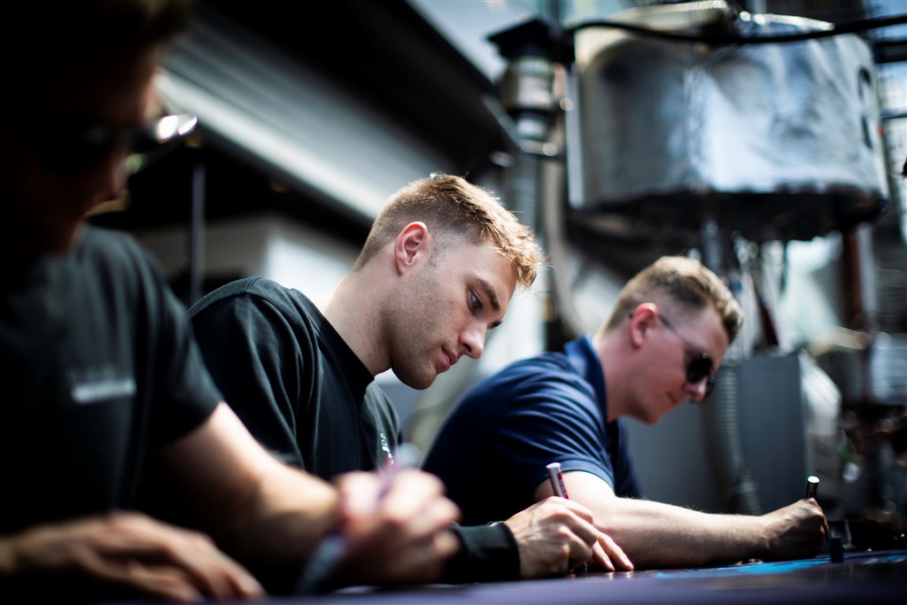 Der skal skrives mange autografer i den kommende uge.
(Foto: Ford)